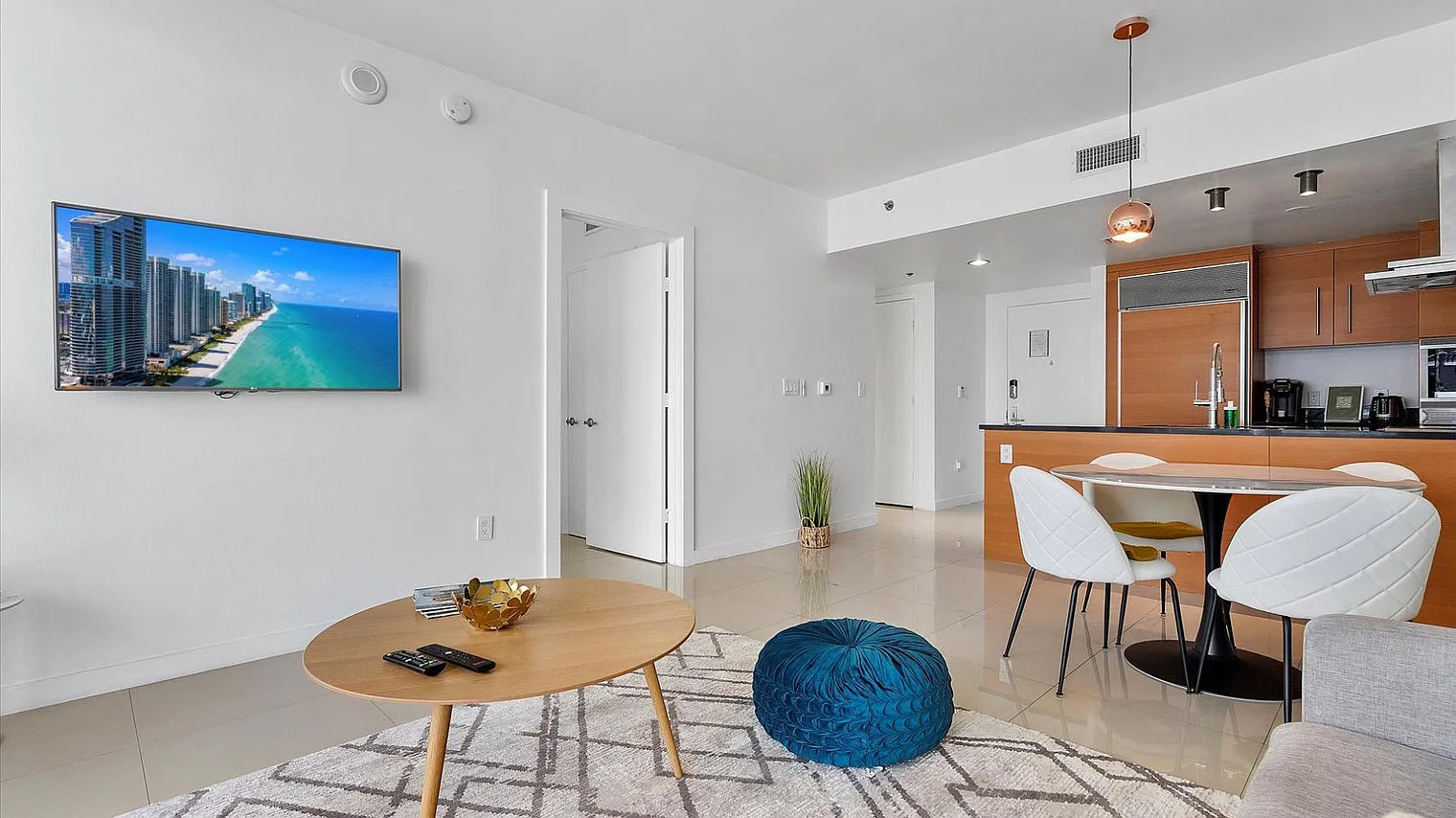 1 bed, 1.0 bath, 839 sqft, $5,670 — Photo 3