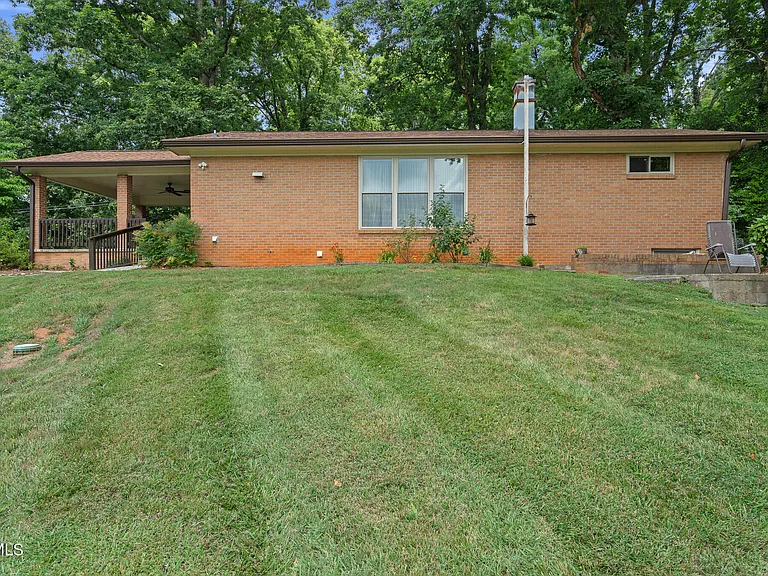 1220 Romans Dr — Photo 5