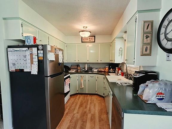 5th image of 240 W Oak St
