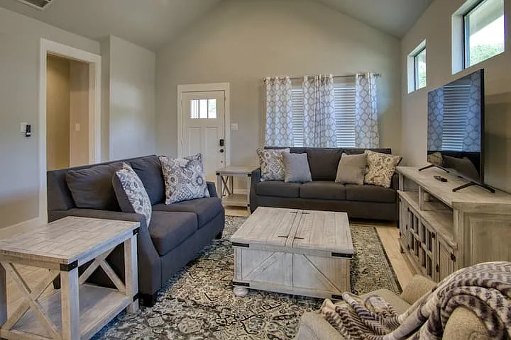 1247 Greenhill Dr — Photo 2