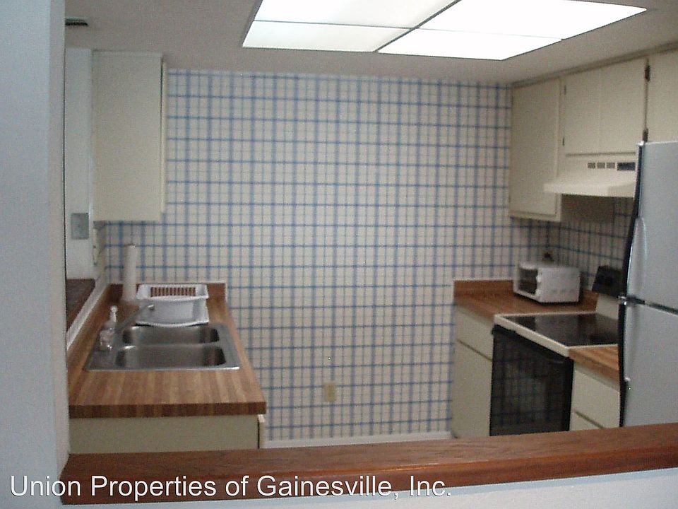 2nd image of 2508 SW 35th Pl APT 16