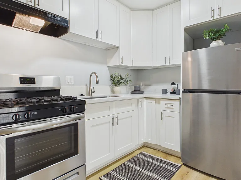 Sepulveda Apartments — Photo 1