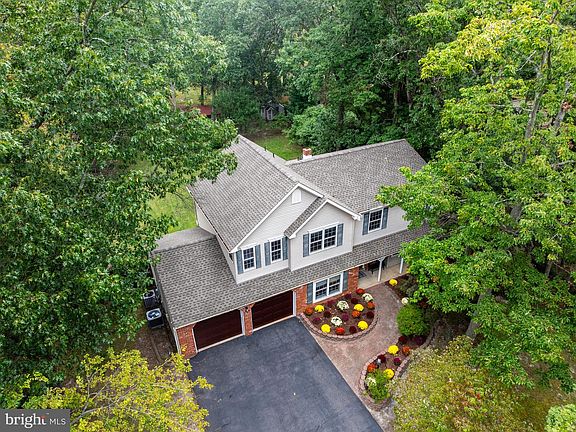3rd image of 235 Lake Shore Dr