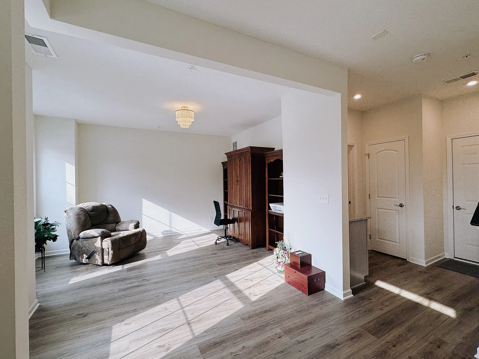 3 bed, 2216 sqft, $3,950 — Photo 3