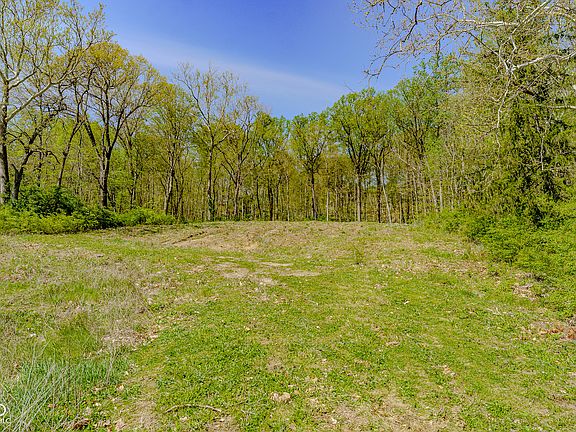 5th image of 1868 N River Rd