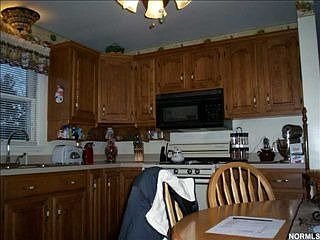 3rd image of 323 Hosford Ave