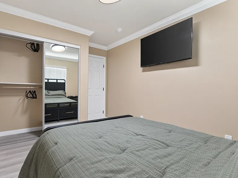 Bedroom w/custom closets