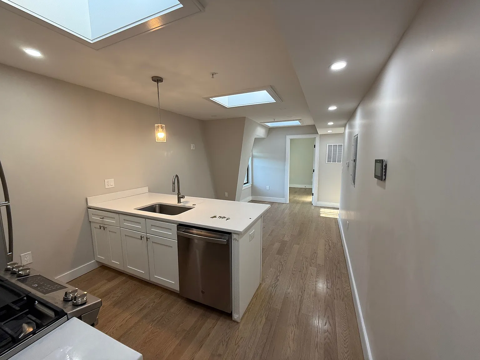 3 bed, 1075 sqft, $3,300 — Photo 3