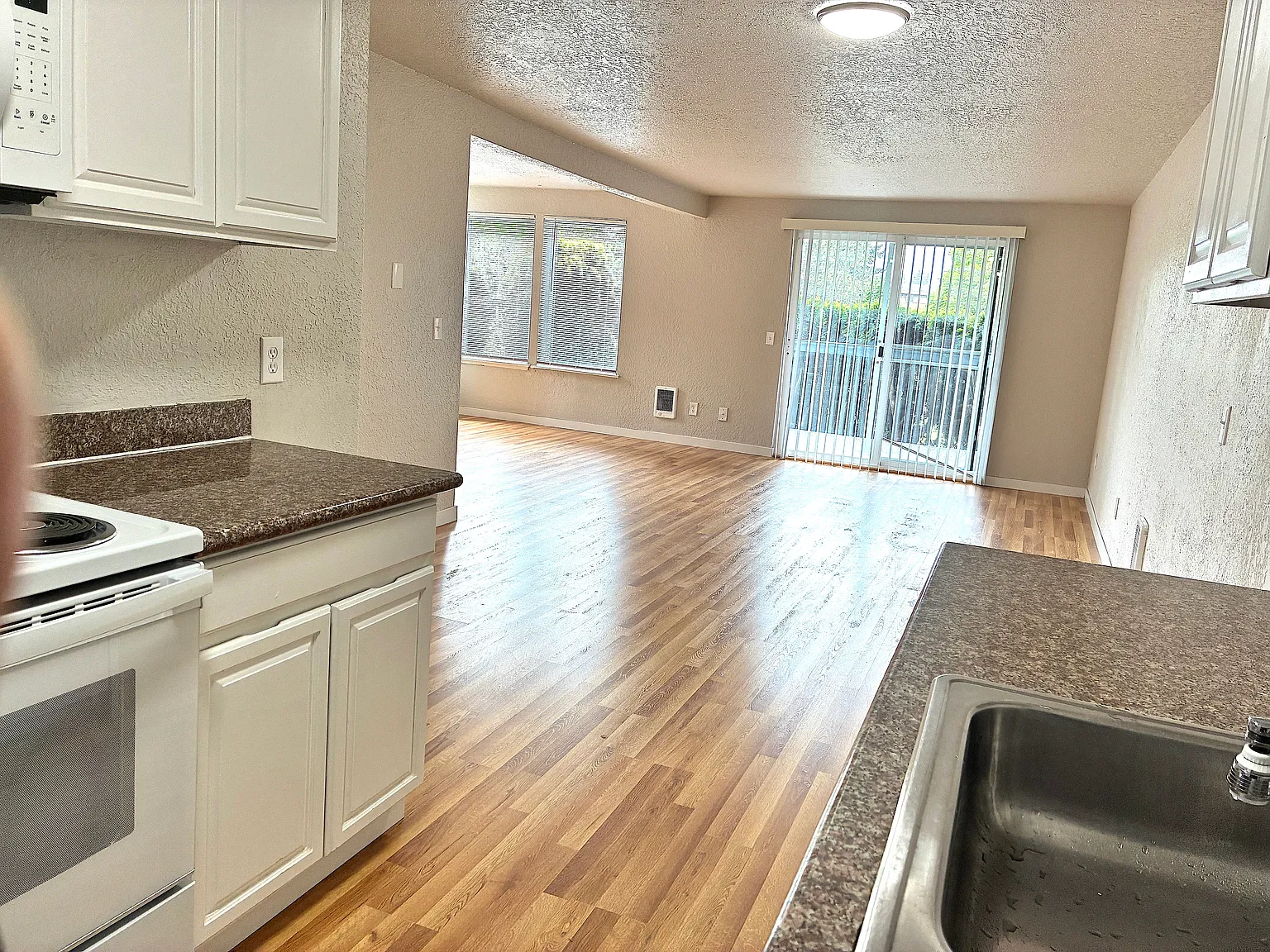 2 bed, 1000 sqft, $1,895 — Photo 2