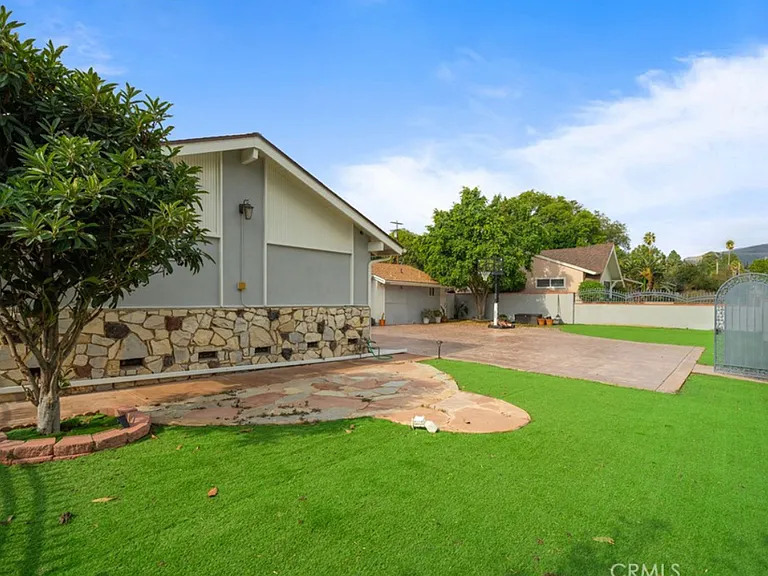 11027 Reseda Blvd — Photo 2