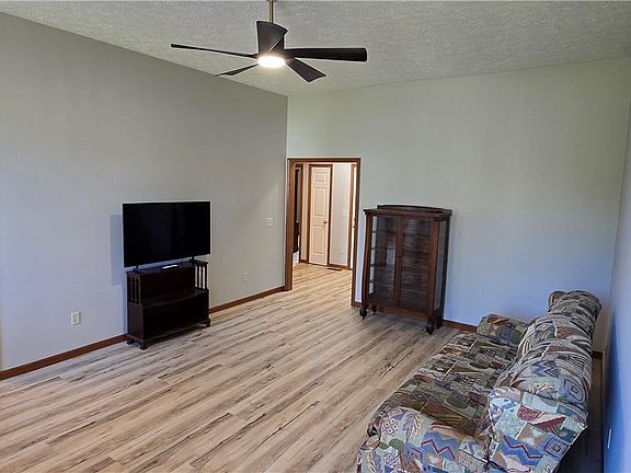 3rd image of 118 Gleneagle Dr