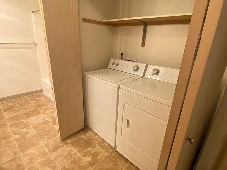 Sunrise Pointe Apartments — Photo 38