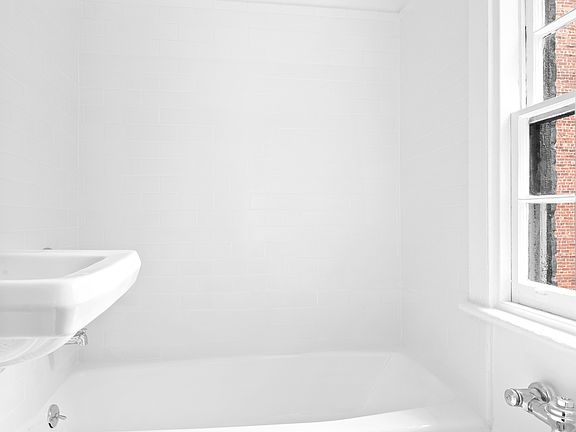 4th image of 212 W 16th St APT 3R