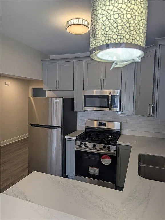 3 bed, 1250 sqft, $2,200 — Photo 4