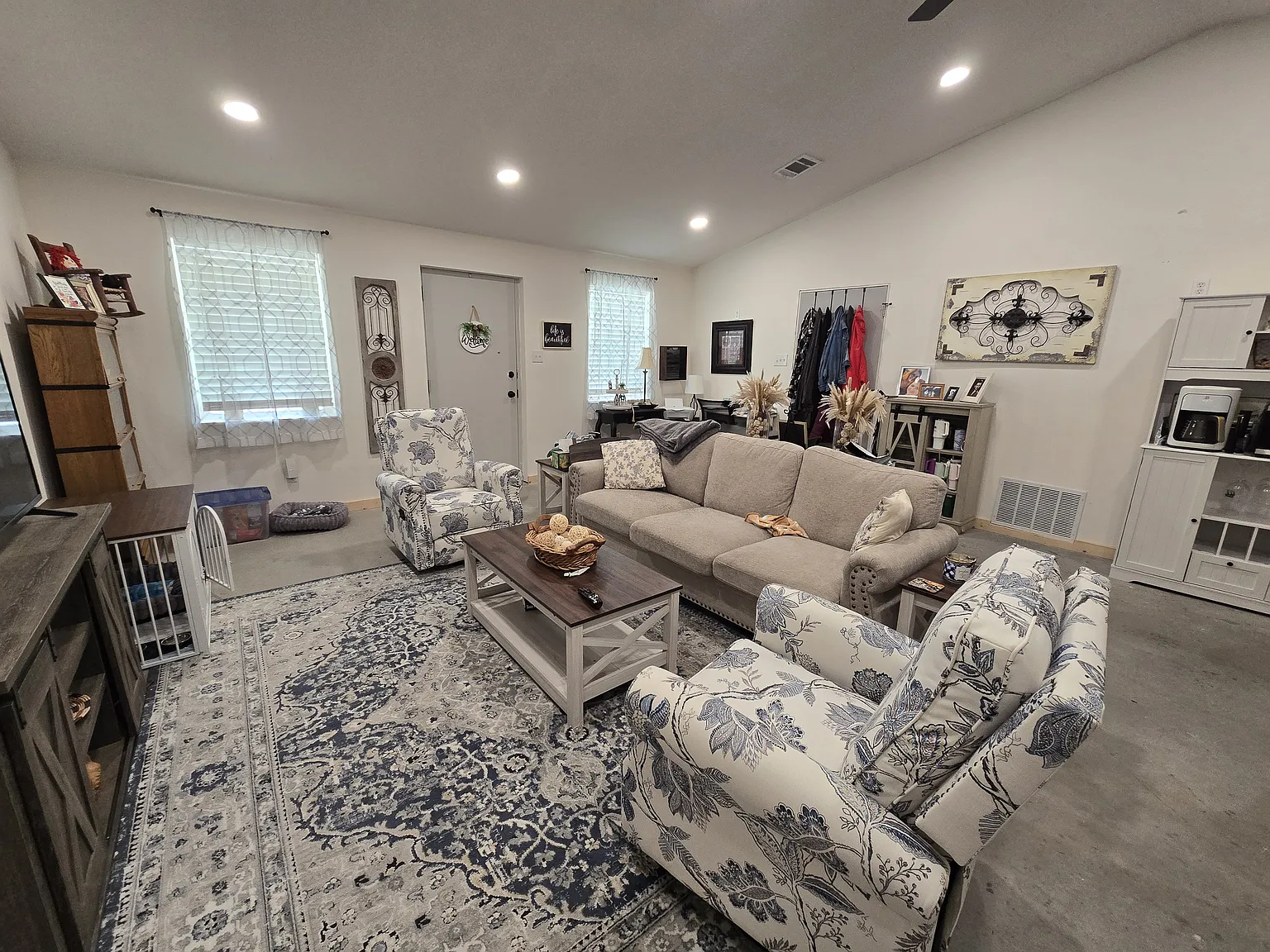 1 bed, 1050 sqft, $1,300 — Photo 2