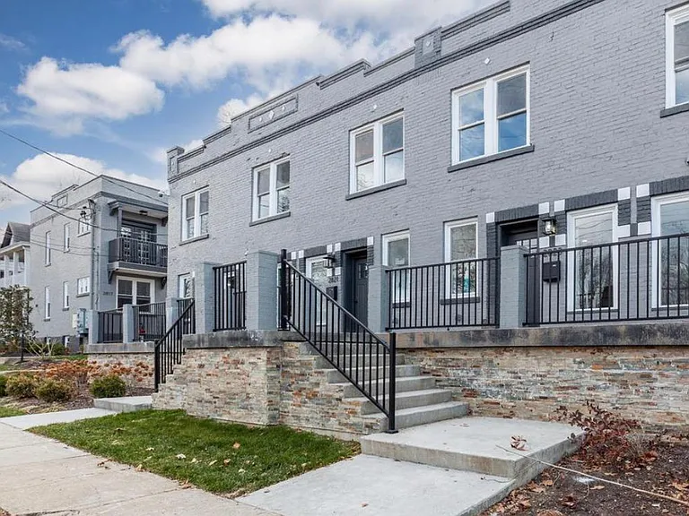 2823 Ashland Ave — Photo 1