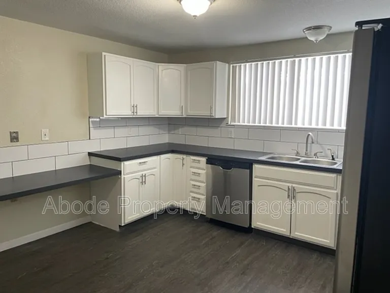 480 W 10th St — Photo 3