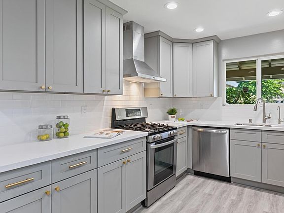 4th image of 32321 Crest Ln