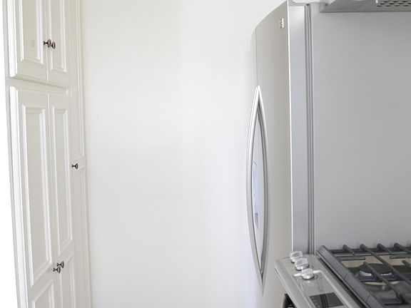 4th image of 555 N Rossmore Ave APT 203