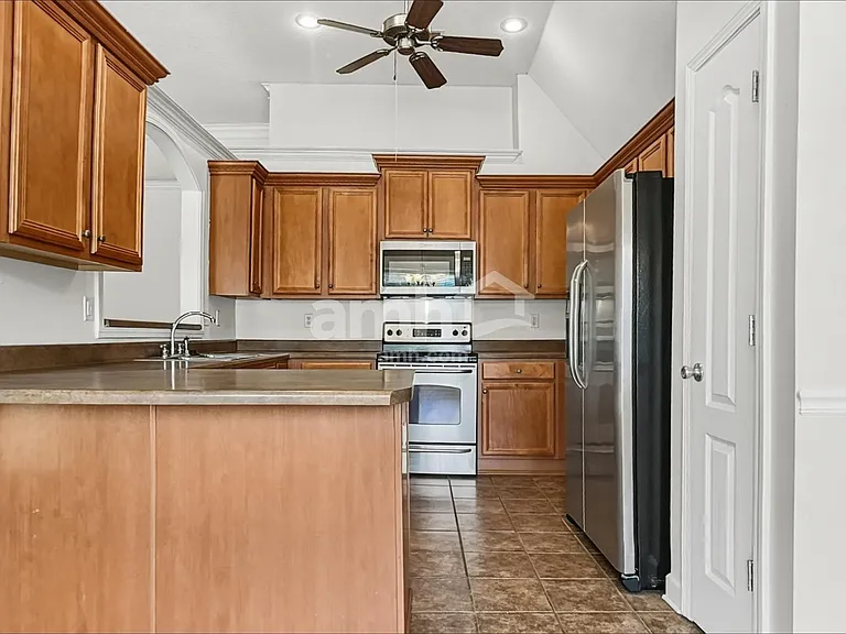 410 Vaiden Dr N — Photo 4