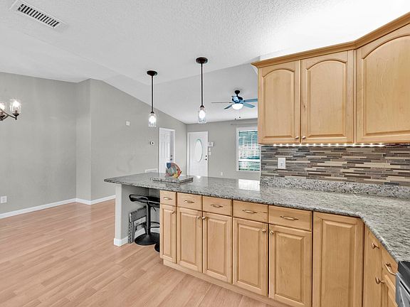 3rd image of 437 SW Lakehurst Dr