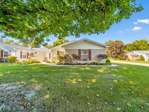 3rd image of 4329 Commons Dr