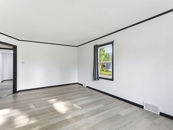 4th image of 2775 Larch Ln N
