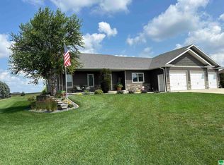 1716 N Prairie View Cir, Sioux Center, IA 51250