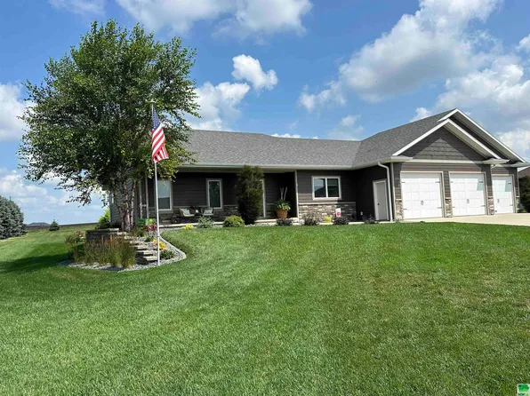 1716 N Prairie View Cir, Sioux Center, IA 51250