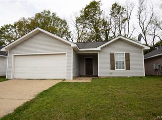 528 Holly Berry Ln, Moundville, AL 35474