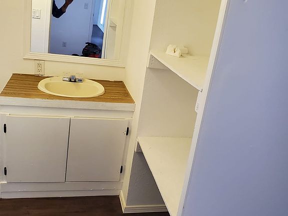 3rd image of 725 Oasis Dr #K