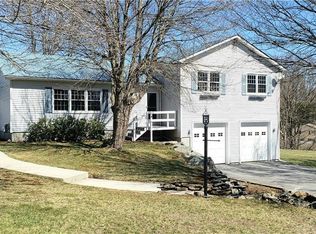 11 Cranberry Dr, Scituate, RI 02831