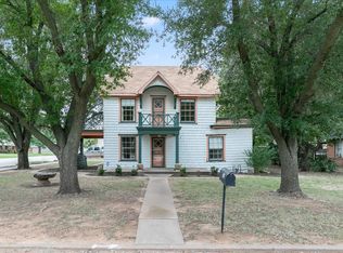 103 N Crockett St, Henrietta, TX 76365