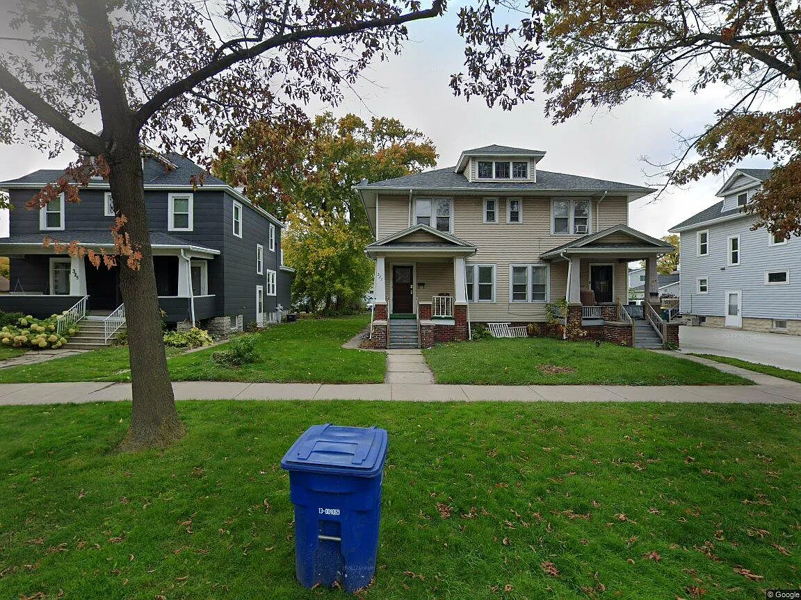 327 N Maple Ave — Photo 2