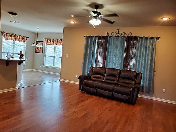 Living Room / Dining 