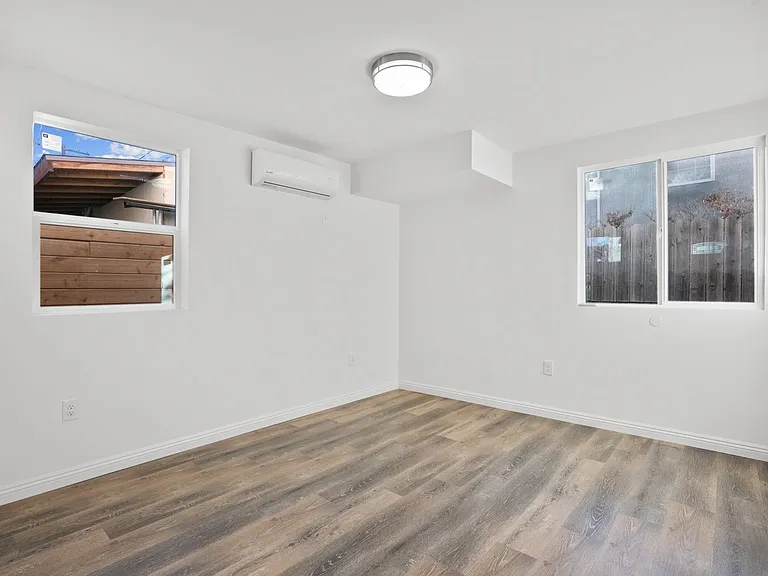 11560 Archwood St — Photo 6