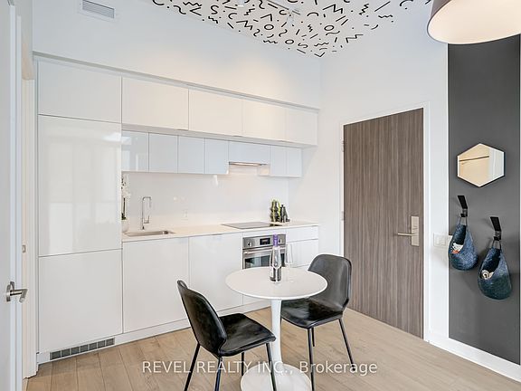 4th image of 185 Roehampton Ave #609