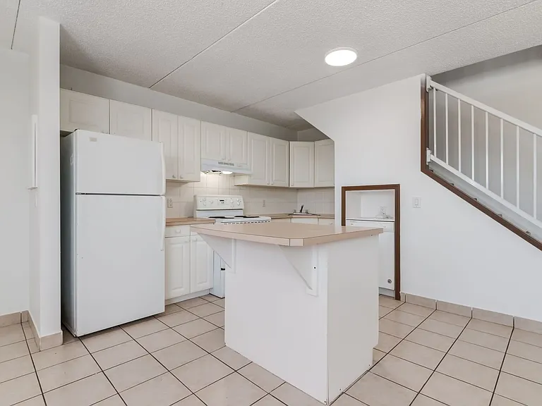 10 Frobisher Blvd SE — Photo 35