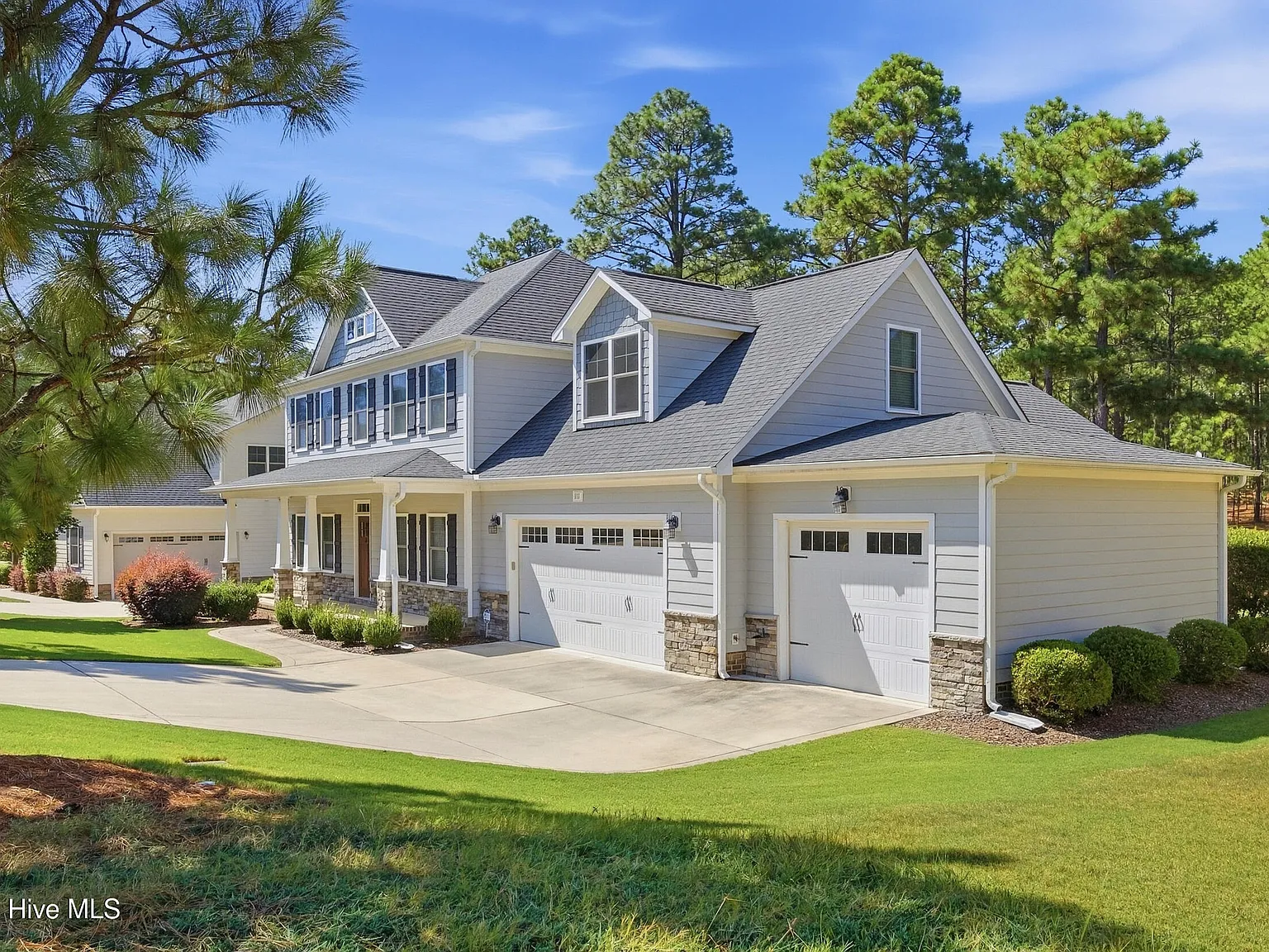 5 bed, 3.5 bath, 3148 sqft, $2,950 — Photo 2