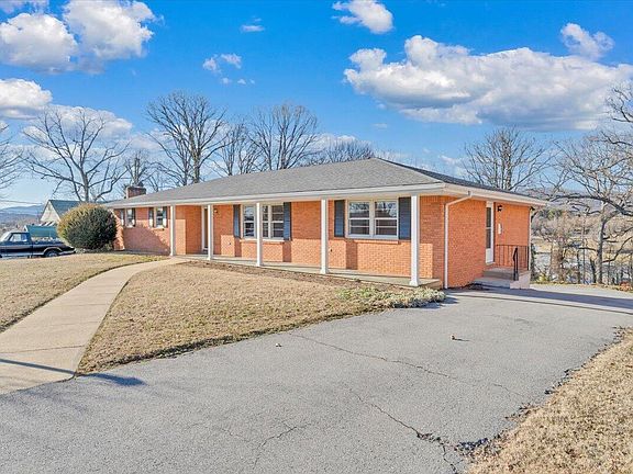 2nd image of 830 Dexter Rd