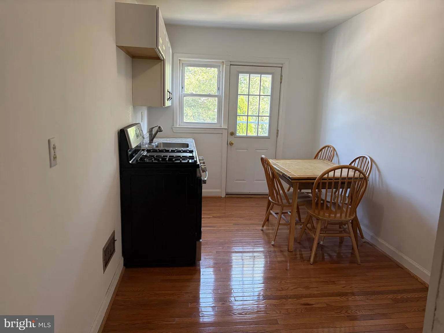 1 bed, 1.0 bath, 2500 sqft, $1,345 — Photo 4