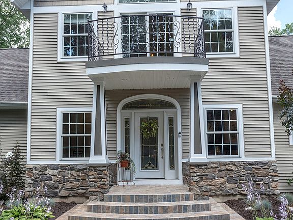 3rd image of 8200 Squirewood Dr NE