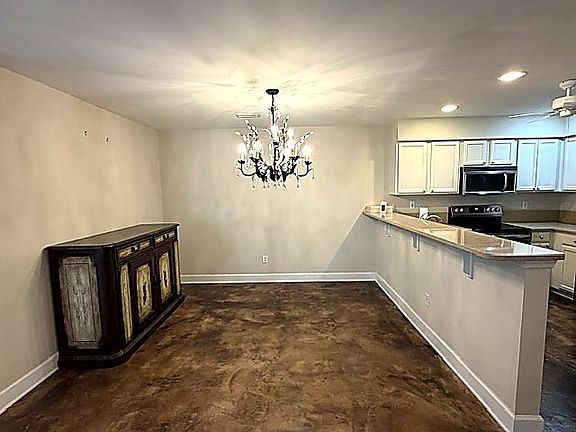 4th image of 2042 Village Ln