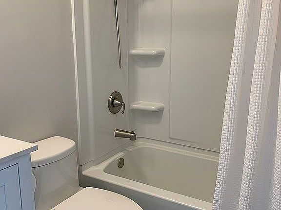 5th image of 1833 W Oakdale Ave Unit A