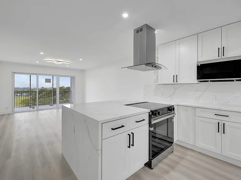 3050 N Palm Aire Dr #704 — Photo 7