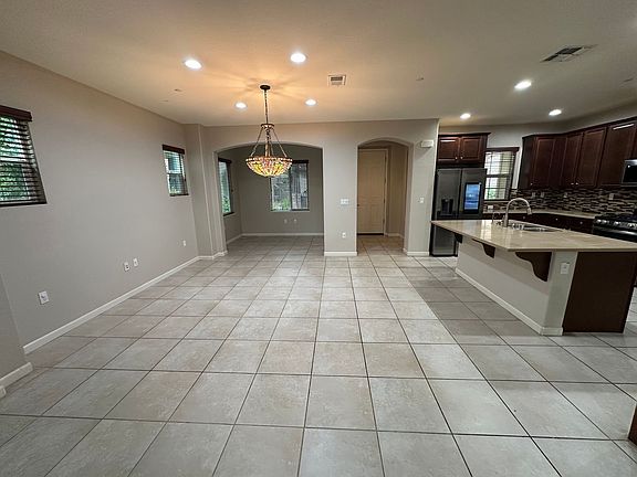 4th image of 725 N Claret Ln