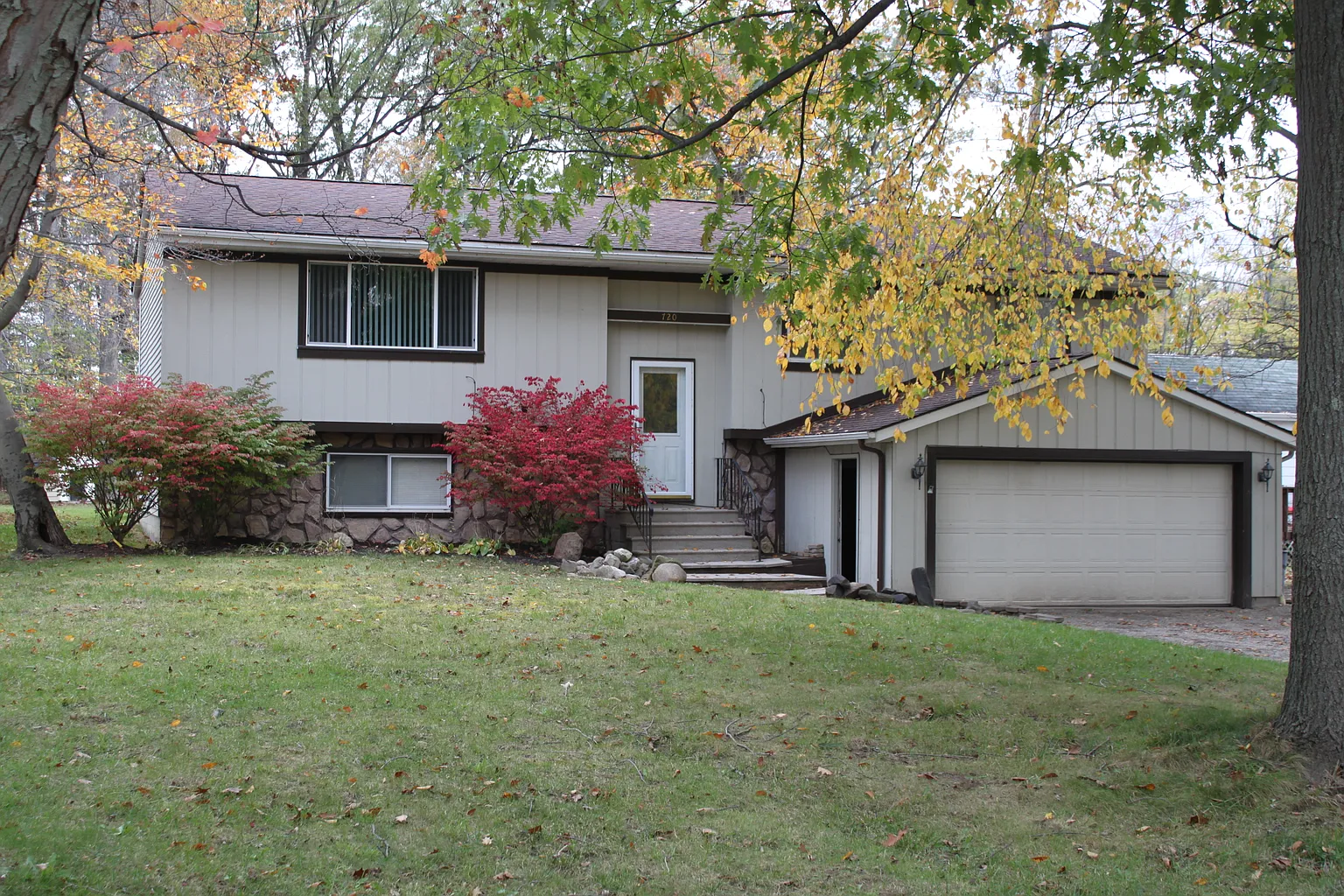 720 Maplewood Ave photo 1