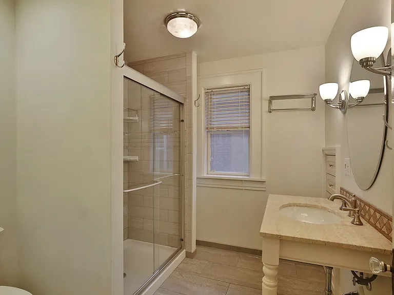 2403 Summit St — Photo 8