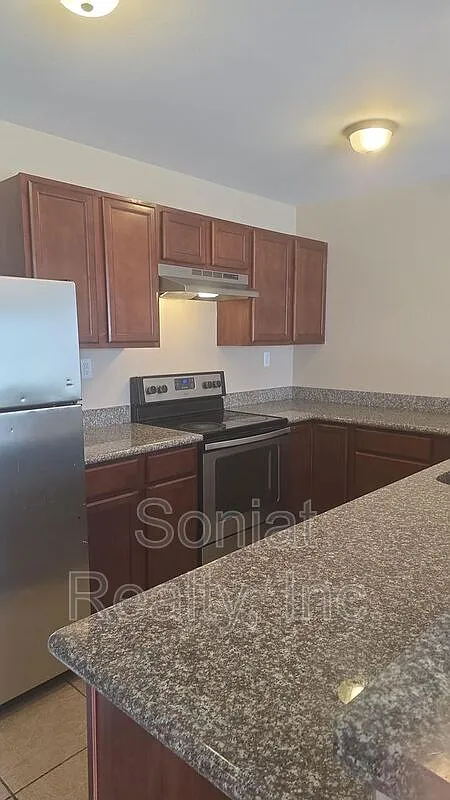 2 bed, 1.5 bath, 900 sqft, $1,325 — Photo 3