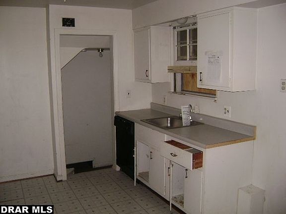 3rd image of 8875 Grandville Ave
